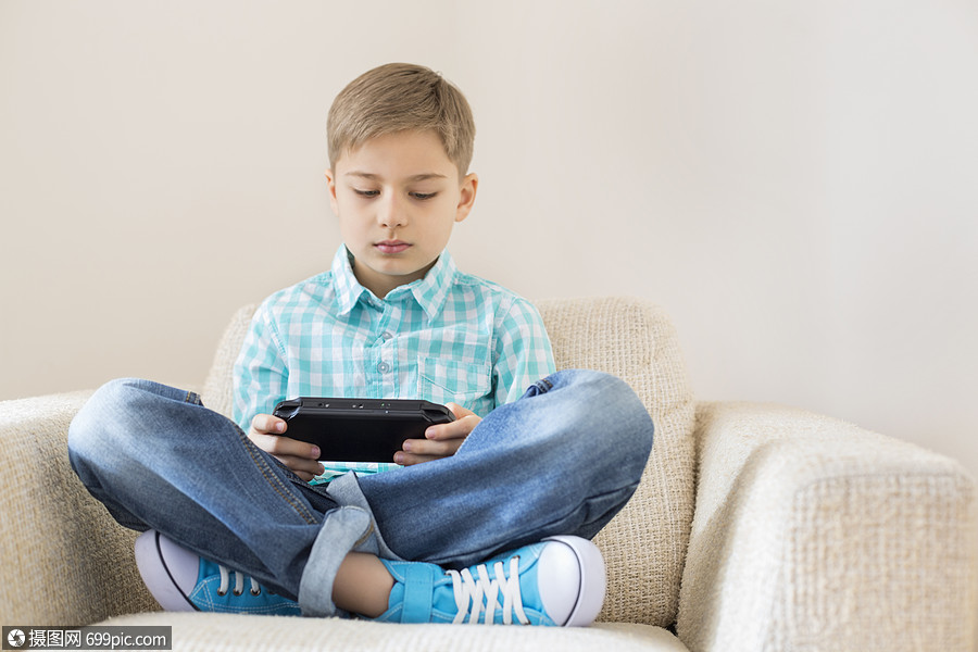 Playing with the phone can quietly make your child's temper worse Parents must stop this behavior